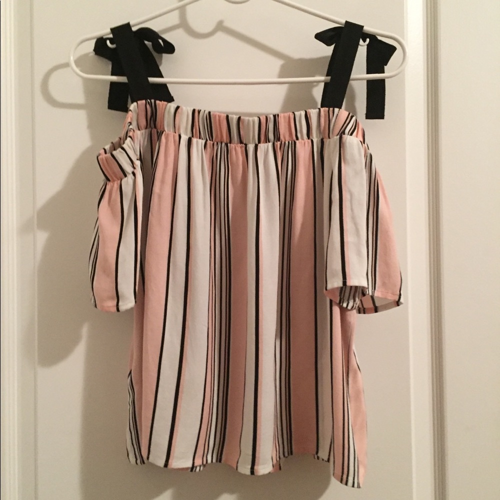 Cute off shoulder top💕